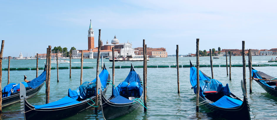 Gondeln vor der Stadt Venedig