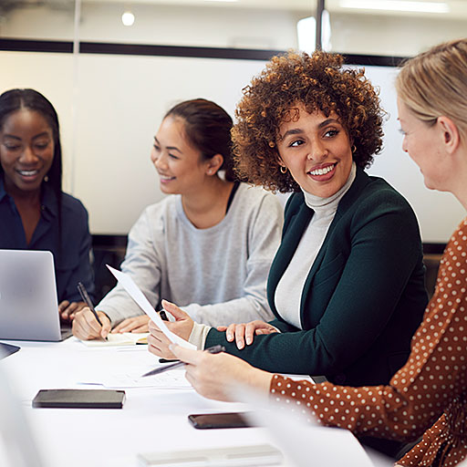 Frauen in Kurs sprechen miteinander