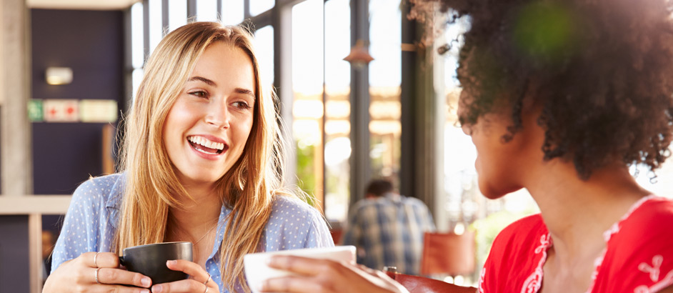 Zwei Frauen sitzen in einem Café