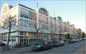 Gebäude des Hueber Verlags in der Baubergerstraße 30 in München-Moosach